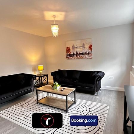 Spacious 4 Bedroom By Tara Stays Short Lets & Serviced Accommodation Aldershot With Free Wifi & Garden Екстер'єр фото