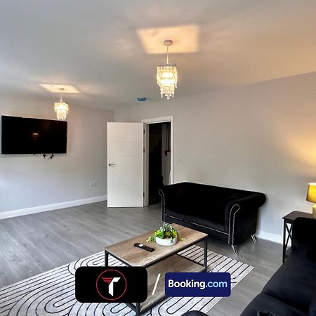 Spacious 4 Bedroom By Tara Stays Short Lets & Serviced Accommodation Aldershot With Free Wifi & Garden Екстер'єр фото