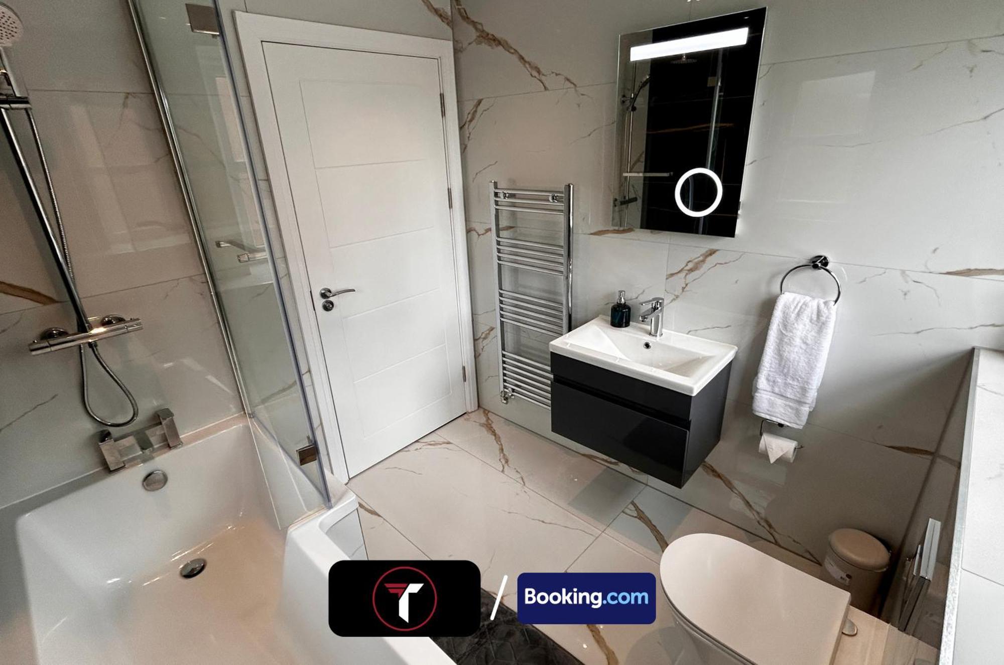 Spacious 4 Bedroom By Tara Stays Short Lets & Serviced Accommodation Aldershot With Free Wifi & Garden Екстер'єр фото