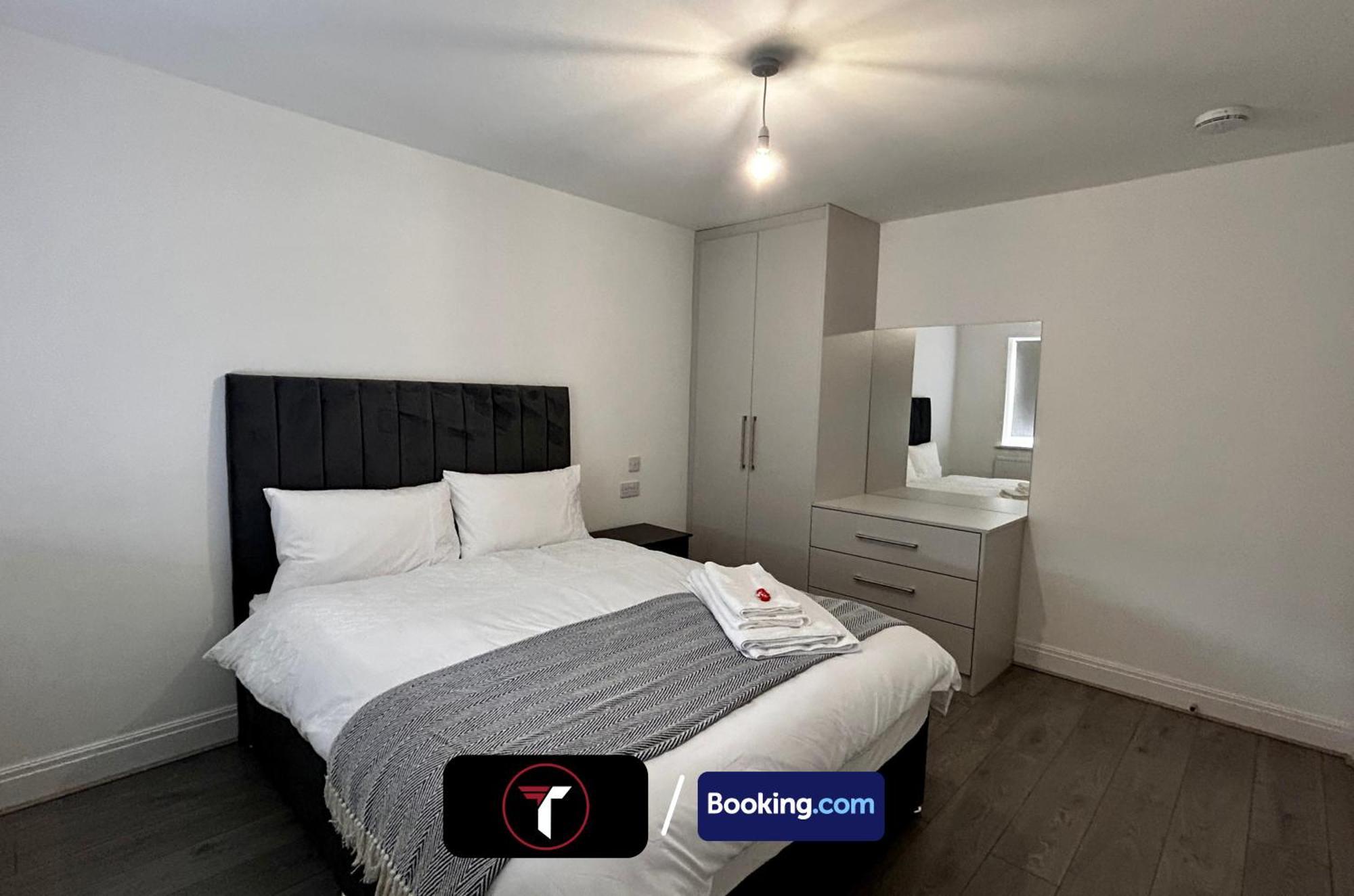 Spacious 4 Bedroom By Tara Stays Short Lets & Serviced Accommodation Aldershot With Free Wifi & Garden Екстер'єр фото