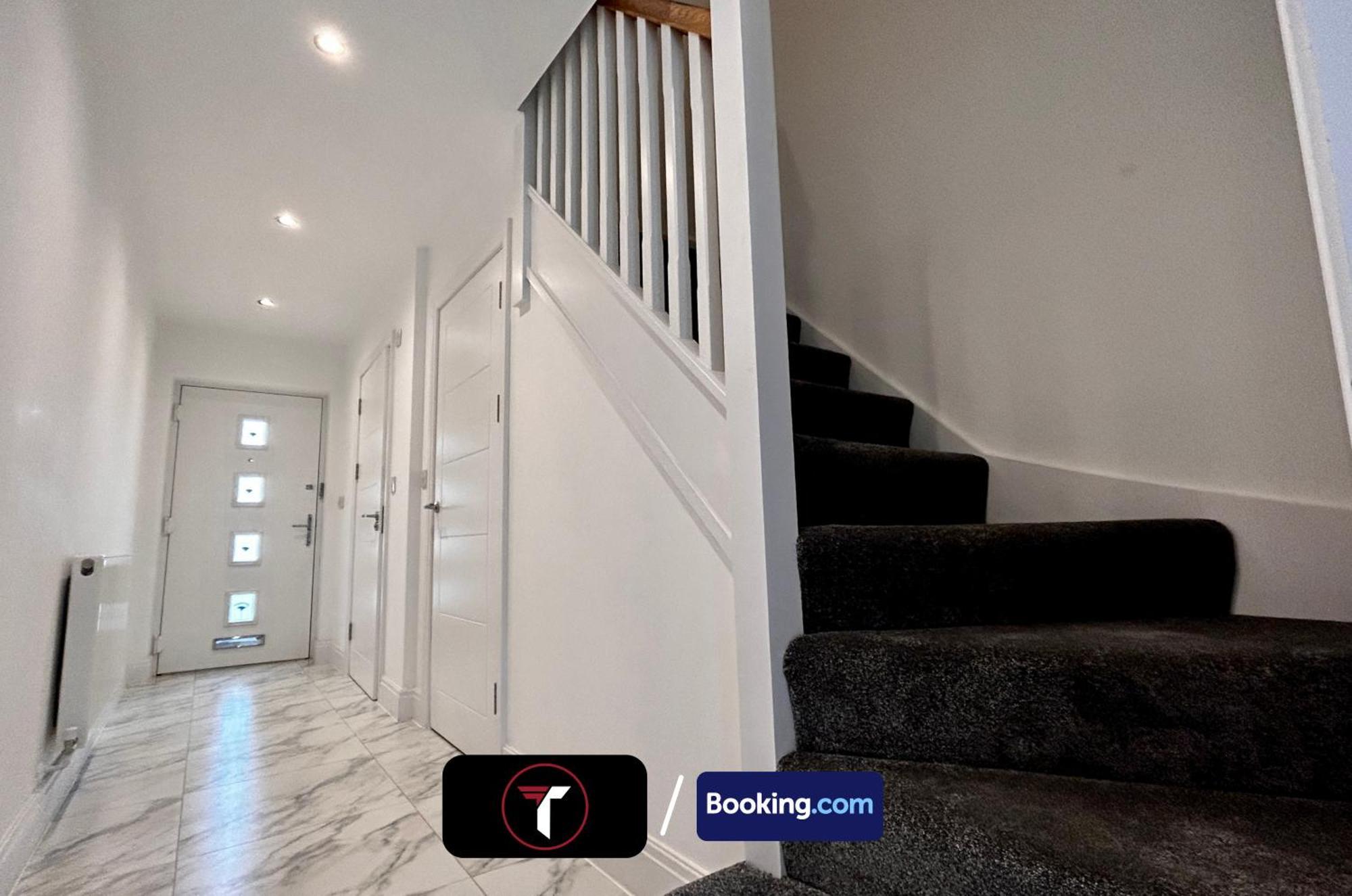 Spacious 4 Bedroom By Tara Stays Short Lets & Serviced Accommodation Aldershot With Free Wifi & Garden Екстер'єр фото