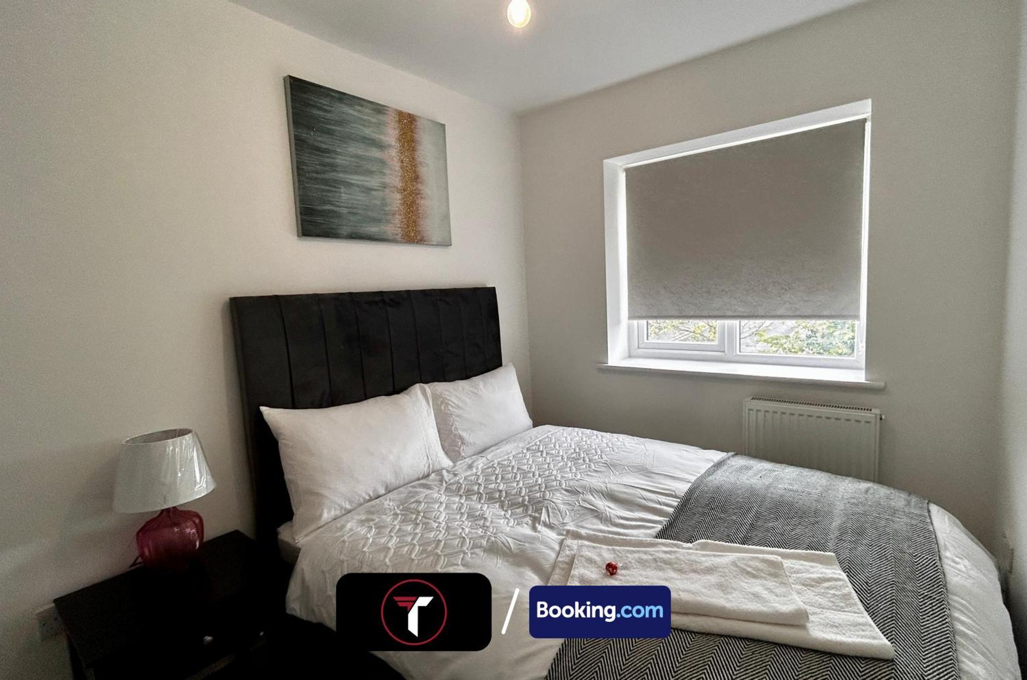 Spacious 4 Bedroom By Tara Stays Short Lets & Serviced Accommodation Aldershot With Free Wifi & Garden Екстер'єр фото