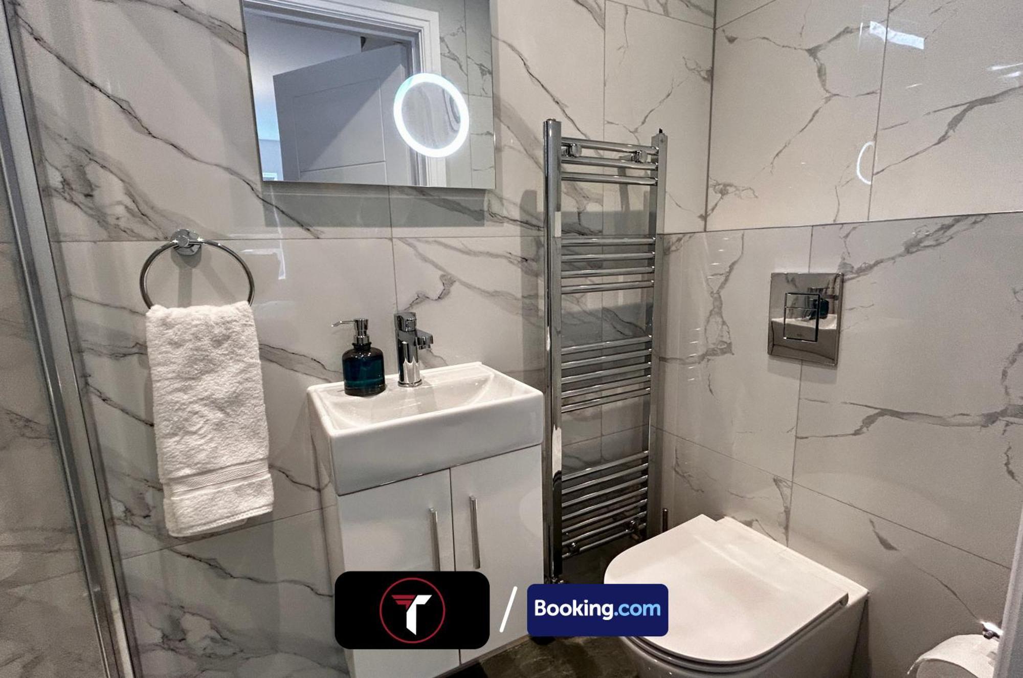 Spacious 4 Bedroom By Tara Stays Short Lets & Serviced Accommodation Aldershot With Free Wifi & Garden Екстер'єр фото