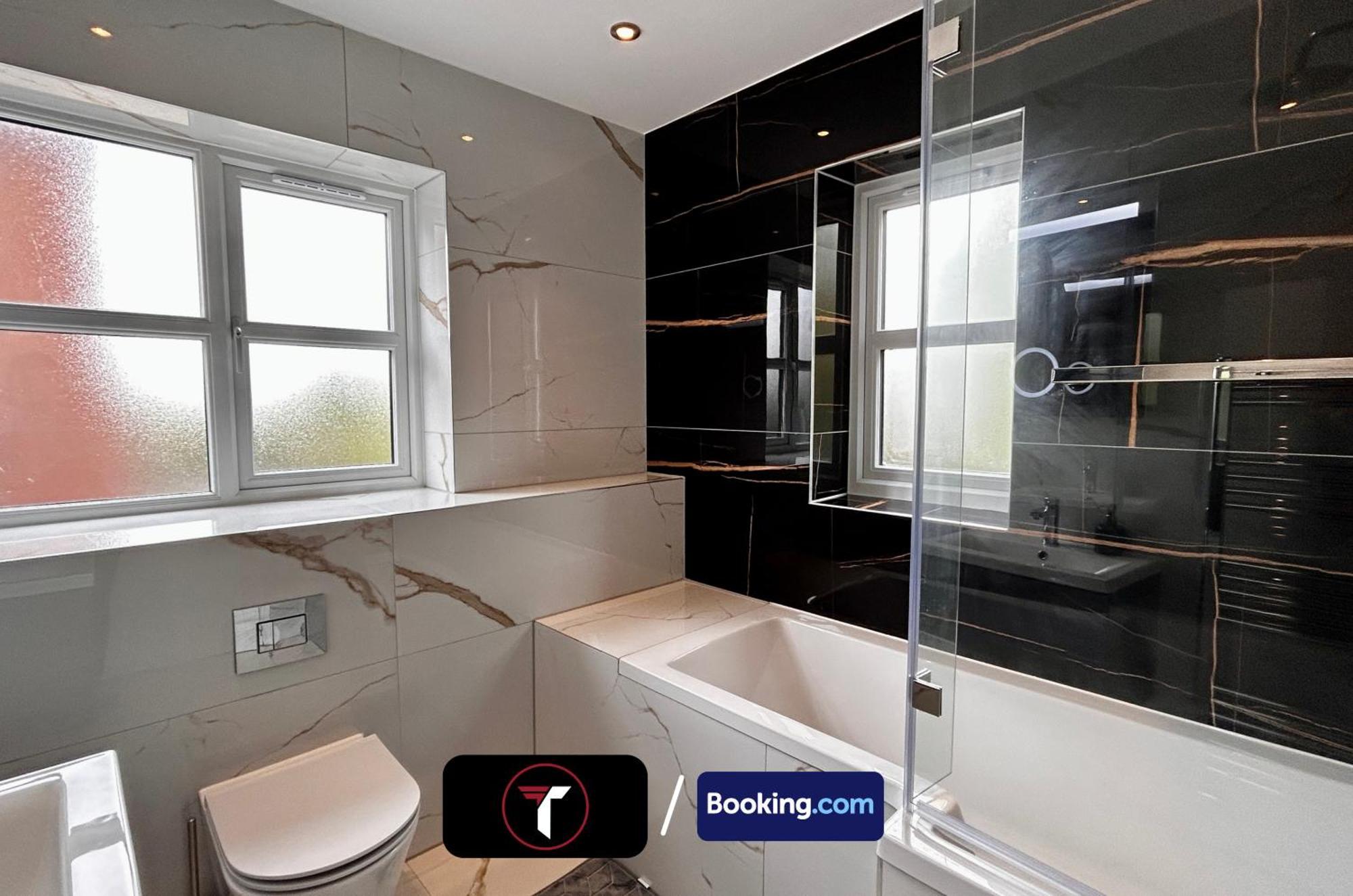 Spacious 4 Bedroom By Tara Stays Short Lets & Serviced Accommodation Aldershot With Free Wifi & Garden Екстер'єр фото