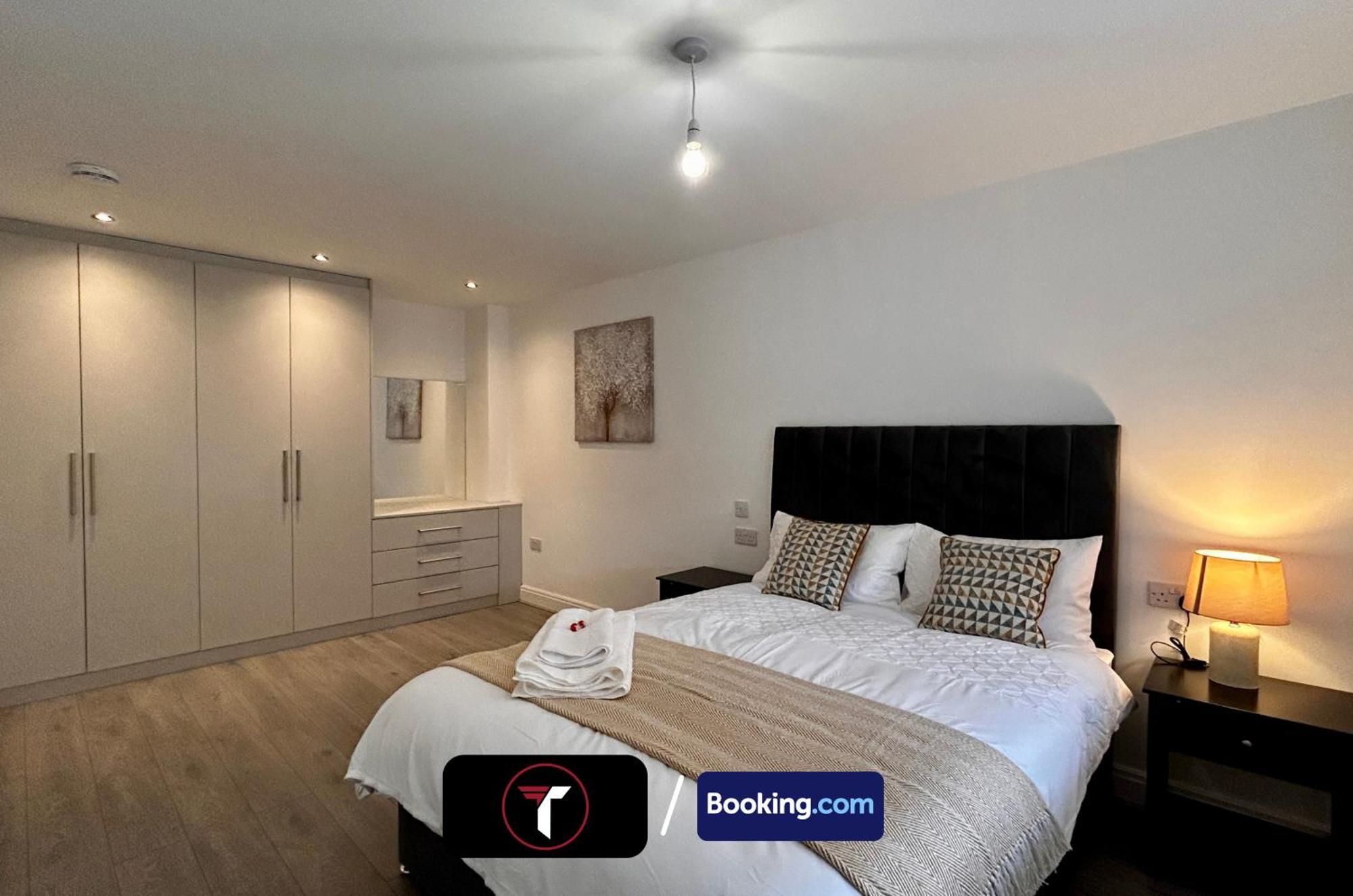 Spacious 4 Bedroom By Tara Stays Short Lets & Serviced Accommodation Aldershot With Free Wifi & Garden Екстер'єр фото