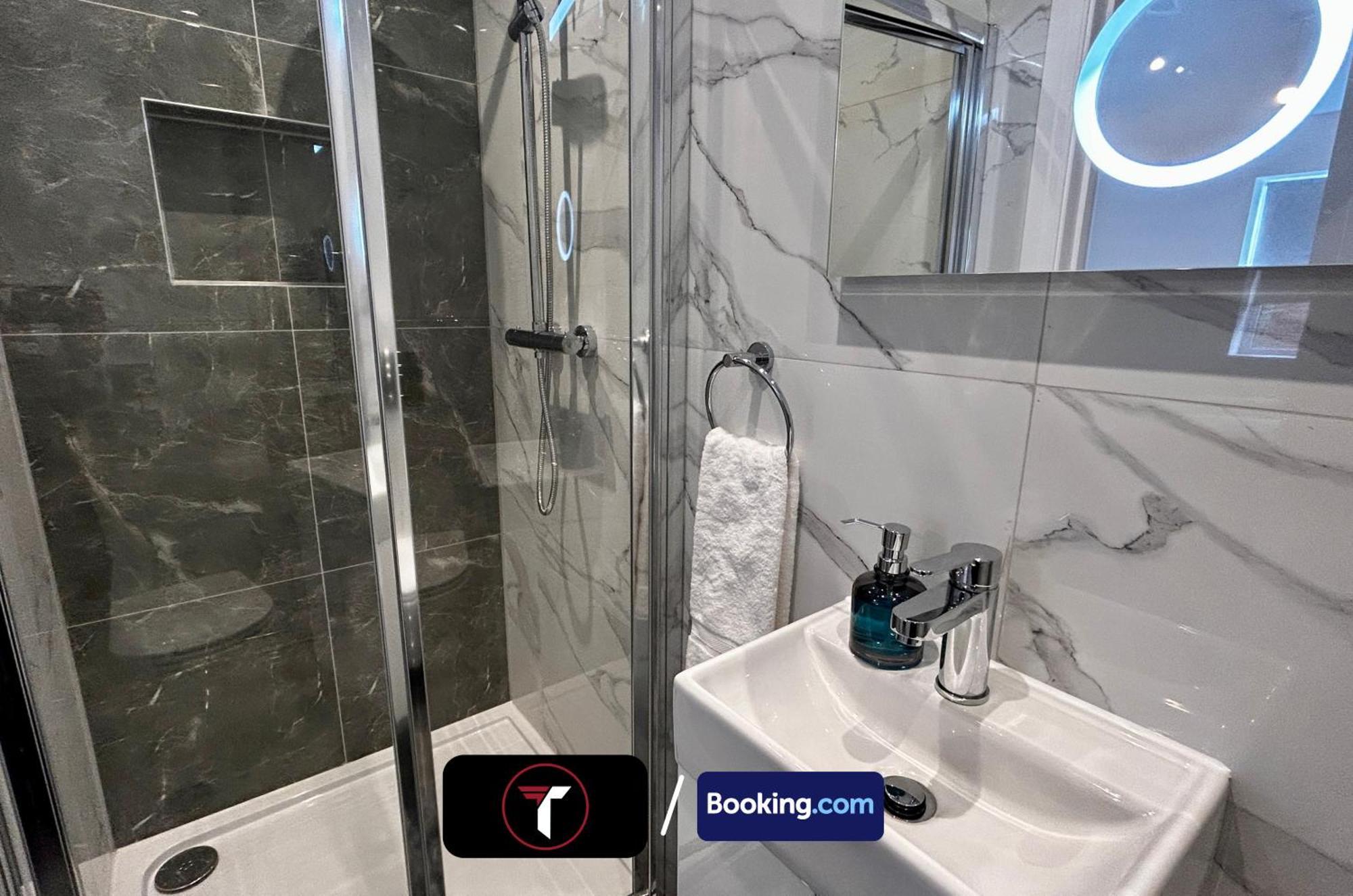Spacious 4 Bedroom By Tara Stays Short Lets & Serviced Accommodation Aldershot With Free Wifi & Garden Екстер'єр фото